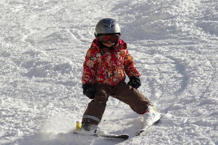 Ein Kind lernt Skifahren.